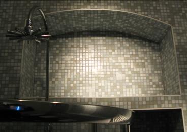 Fachgerecht verlegte Mosaikfliesen in einer Duschnische