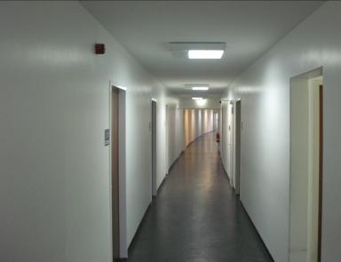 Flur mit Gipskartondecke in der Kraftfahrzeugzulassungsbehörde Lichtenberg