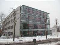 Gebäude der Kraftfahrzeugzulassungsbehörde Lichtenberg im Winter