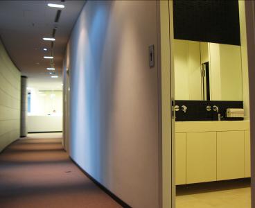 Flur mit Gipskartondecke im Waldkrankenhaus Spandau